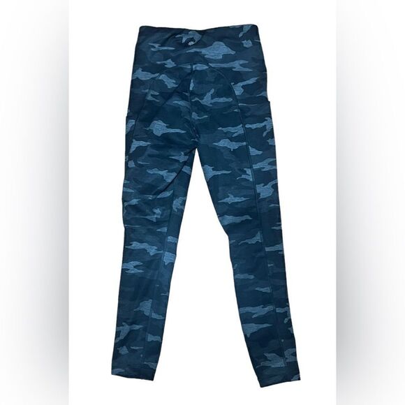 ATHLETA Ultimate Stash Pocket Camo 7/8 Tight Leggings size XS - Picture 3 of 5